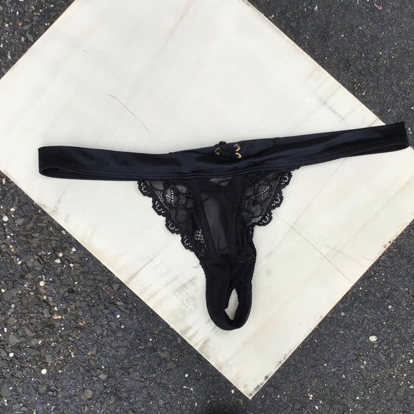Victoria Secret black lace bra 2 thongs and garter - Picture 9 of 13